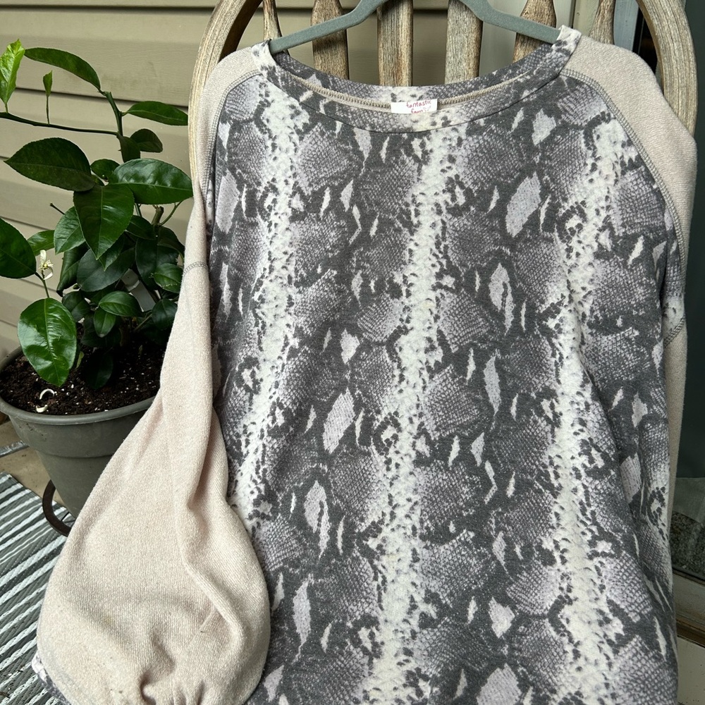🌟 Fantastic Fawn Gray and Cream Patterned Sweater